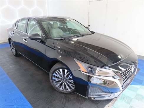 Used 2025 Nissan Altima 2.5 SV FWD image 5