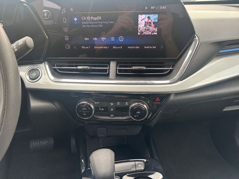 Used 2025 Chevrolet Trax LT FWD image 17