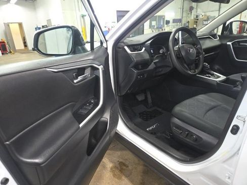 Used 2025 Toyota RAV4 XLE AWD/4WD image 18