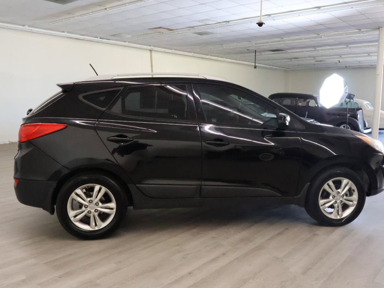 Used 2011 Hyundai Tucson GLS FWD image 4