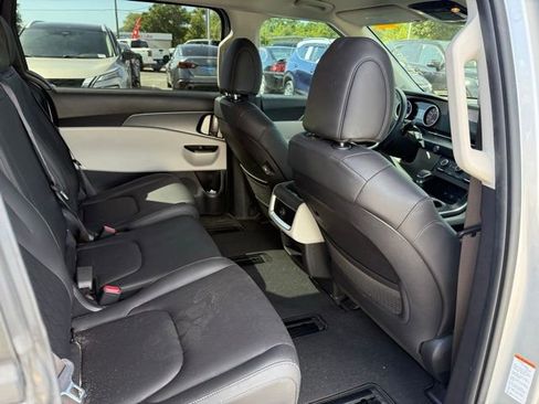 Used 2023 Kia Carnival LX image 13