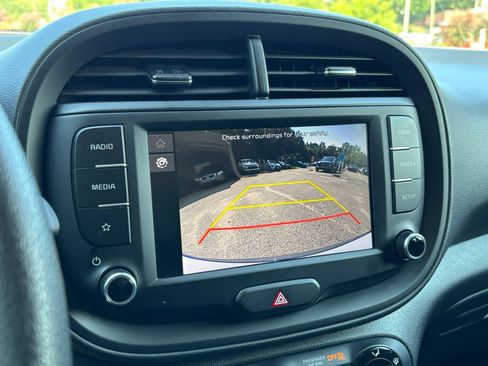 Used 2025 Kia Soul LX w/ LX Technology Package FWD image 16