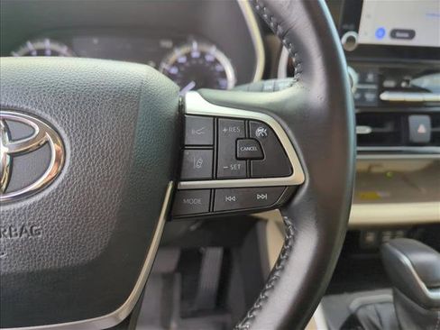 Certified 2023 Toyota Highlander XLE image 17