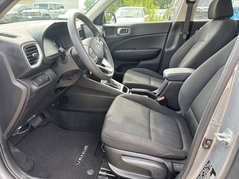 Used 2023 Hyundai Venue SE FWD image 9