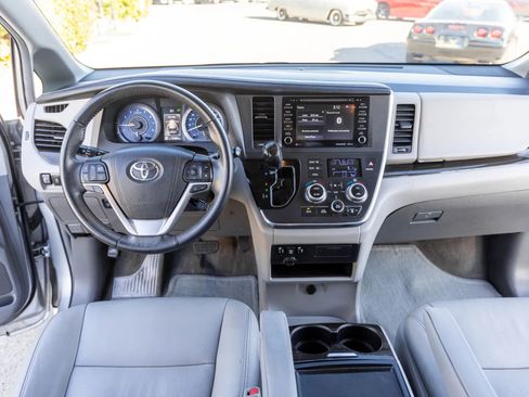 Used 2018 Toyota Sienna XLE image 19