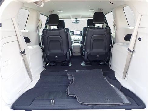 Used 2023 Chrysler Pacifica Touring-L FWD image 8