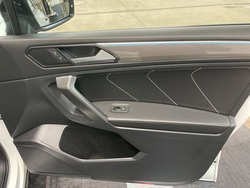 Used 2022 Volkswagen Tiguan SE R-Line image 5