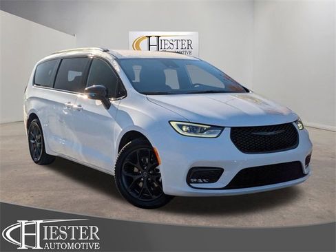 New 2026 Chrysler Pacifica Select image 1