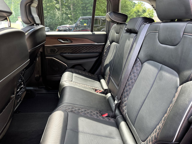 Used 2025 Jeep Grand Cherokee Summit AWD/4WD image 18