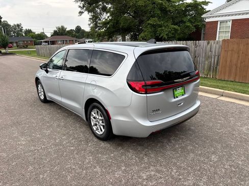 Used 2024 Chrysler Pacifica Touring-L FWD image 3