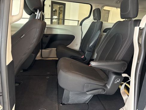 Used 2023 Chrysler Voyager LX image 16
