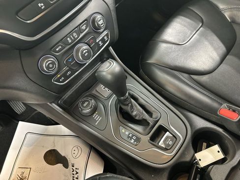 Used 2019 Jeep Cherokee Latitude Plus AWD/4WD image 17