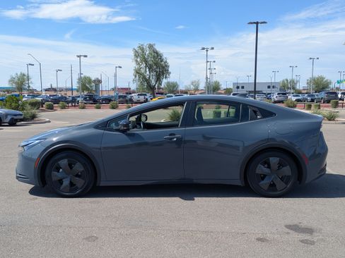 Used 2025 Toyota Prius LE FWD image 2