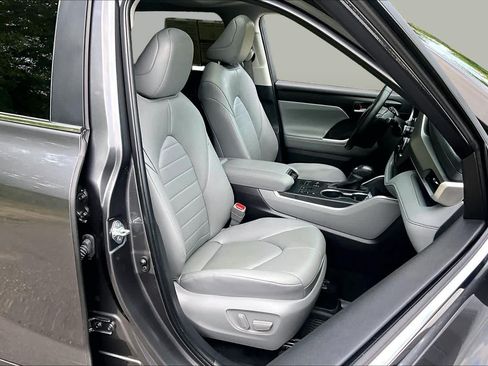 Used 2025 Toyota Highlander XLE w/ Protection Package #3 (TMS) AWD/4WD image 8
