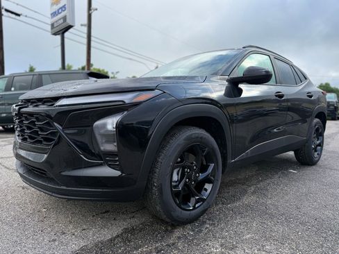 New 2026 Chevrolet Trax LT w/ Driver Confidence Package FWD image 2