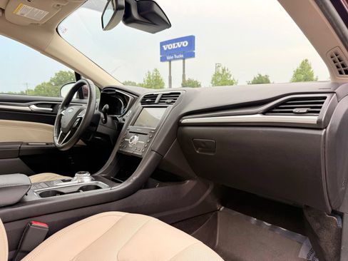 Used 2018 Ford Fusion Titanium FWD image 23