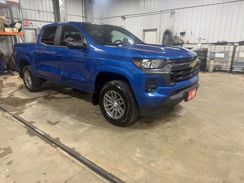 Used 2023 Chevrolet Colorado LT w/ LT Convenience Package II AWD/4WD image 8