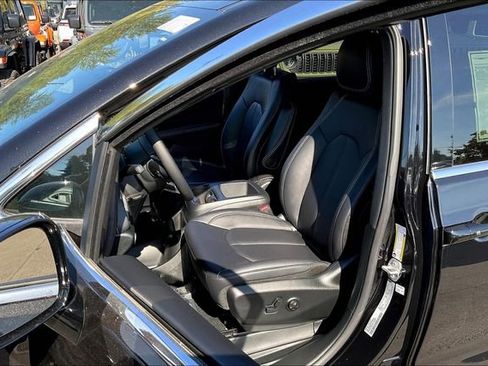 New 2026 Chrysler Pacifica Select image 10