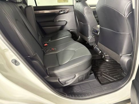 Used 2021 Toyota Highlander Limited FWD image 17