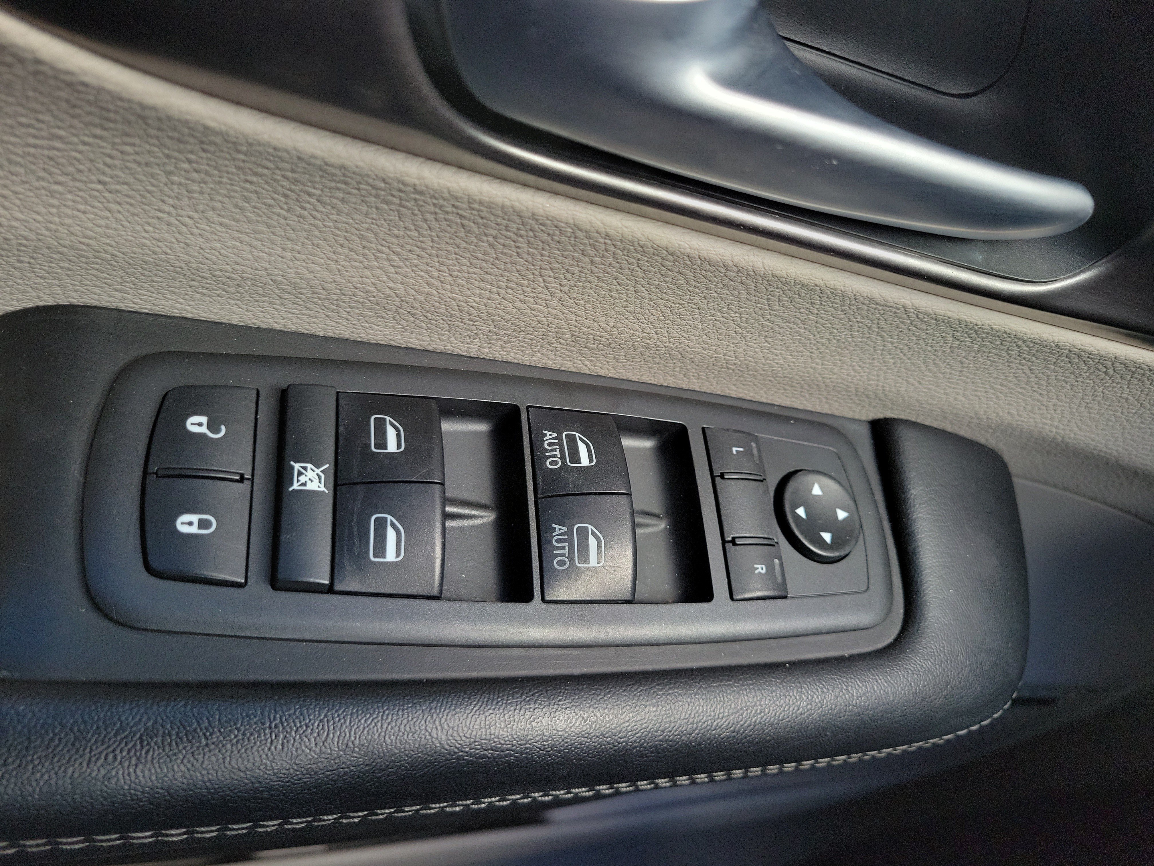 Used 2018 Chrysler Pacifica Limited w/ Advanced Safetytec Group FWD image 22