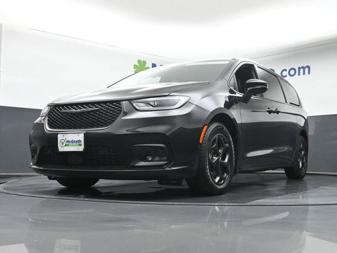 Used 2023 Chrysler Pacifica Limited w/ S Appearance Package image 6