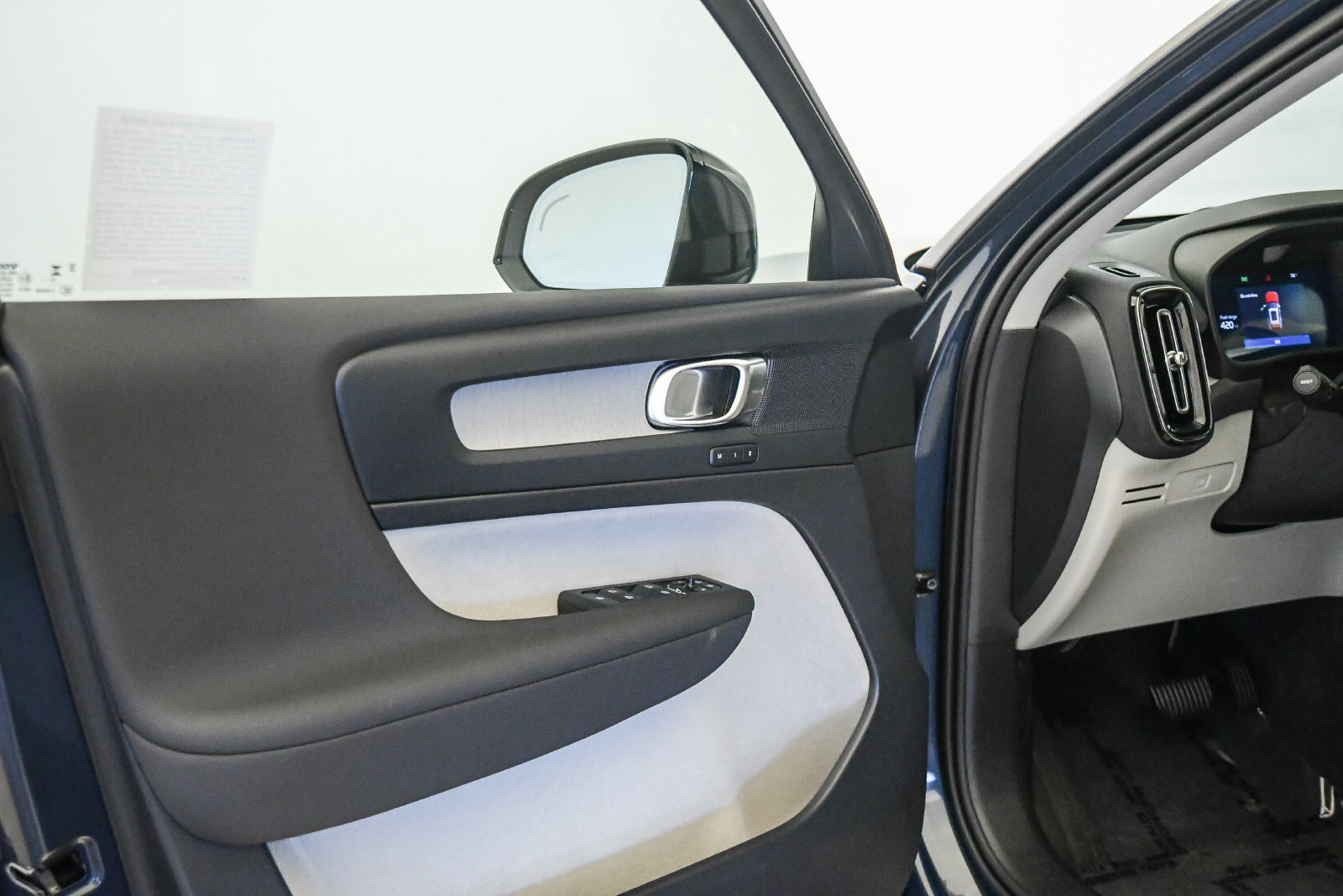 Used 2026 Volvo XC40 B4 Plus w/ Climate Package FWD image 25