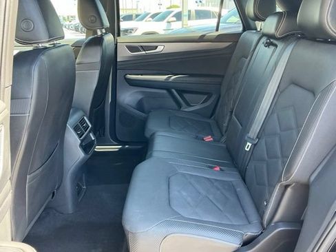 Certified 2024 Volkswagen Atlas Cross Sport SE FWD image 16