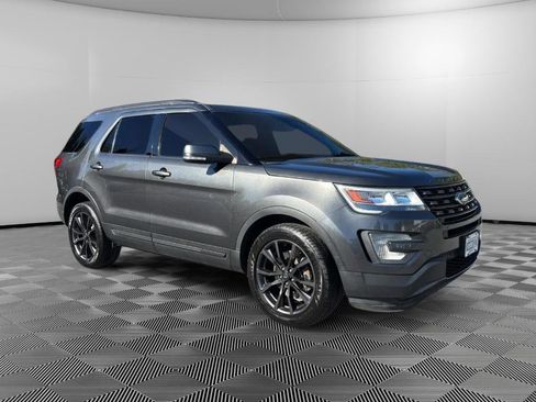 Used 2017 Ford Explorer XLT w/ Equipment Group 202A AWD/4WD image 2