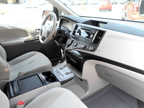 Used 2011 Toyota Sienna LE w/ Towing Pkg FWD image 22
