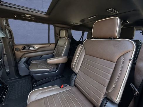 Used 2025 GMC Yukon XL Denali Ultimate AWD/4WD image 16