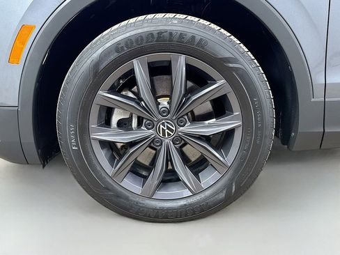 Used 2022 Volkswagen Tiguan SE w/ Panoramic Sunroof Package image 38