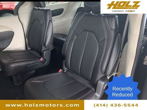 Used 2024 Chrysler Pacifica Touring-L image 21