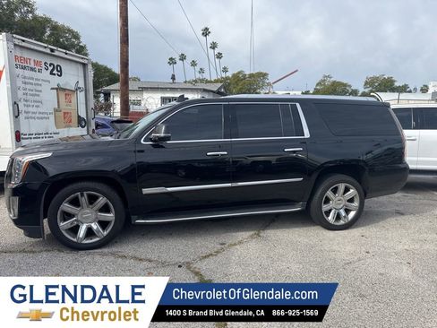 Used 2019 Cadillac Escalade ESV Luxury image 3