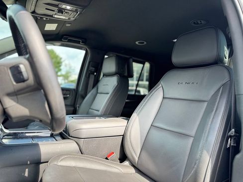 Used 2023 GMC Yukon Denali w/ Advanced Technology Package AWD/4WD image 17