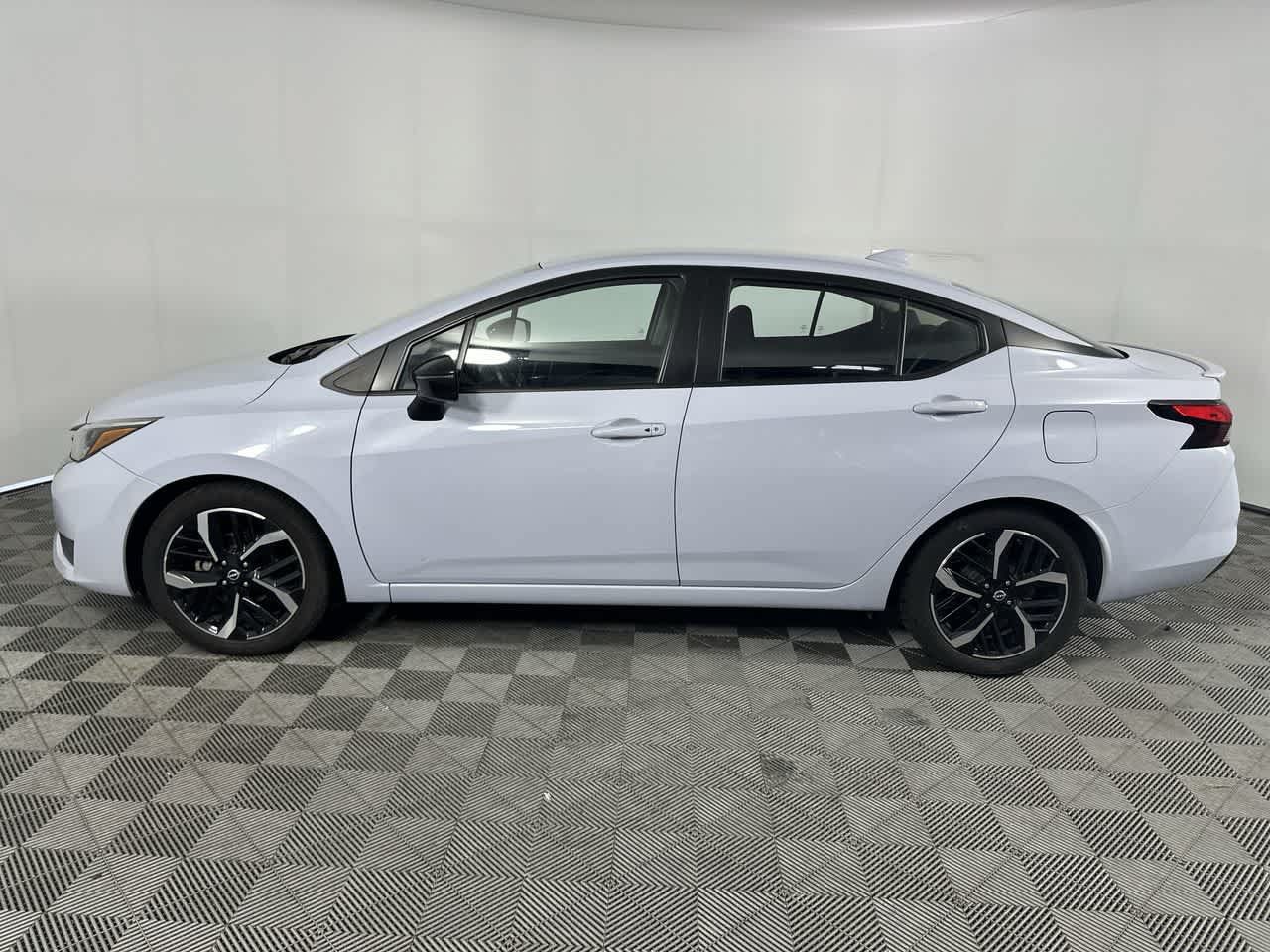 Used 2024 Nissan Versa SR FWD image 13