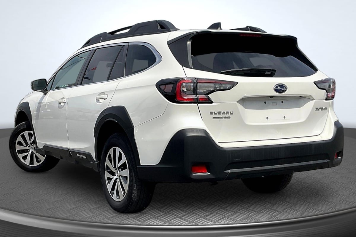 Used 2024 Subaru Outback Premium AWD/4WD image 2