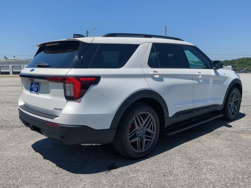 Used 2026 Ford Explorer ST-Line w/ ST-Line Street Pack AWD/4WD image 3