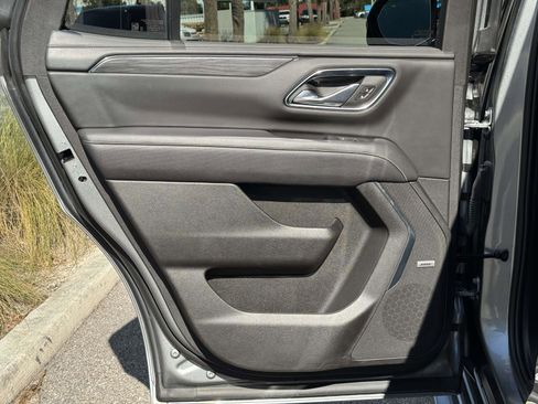 Used 2023 GMC Yukon SLT w/ SLT Luxury Package image 13