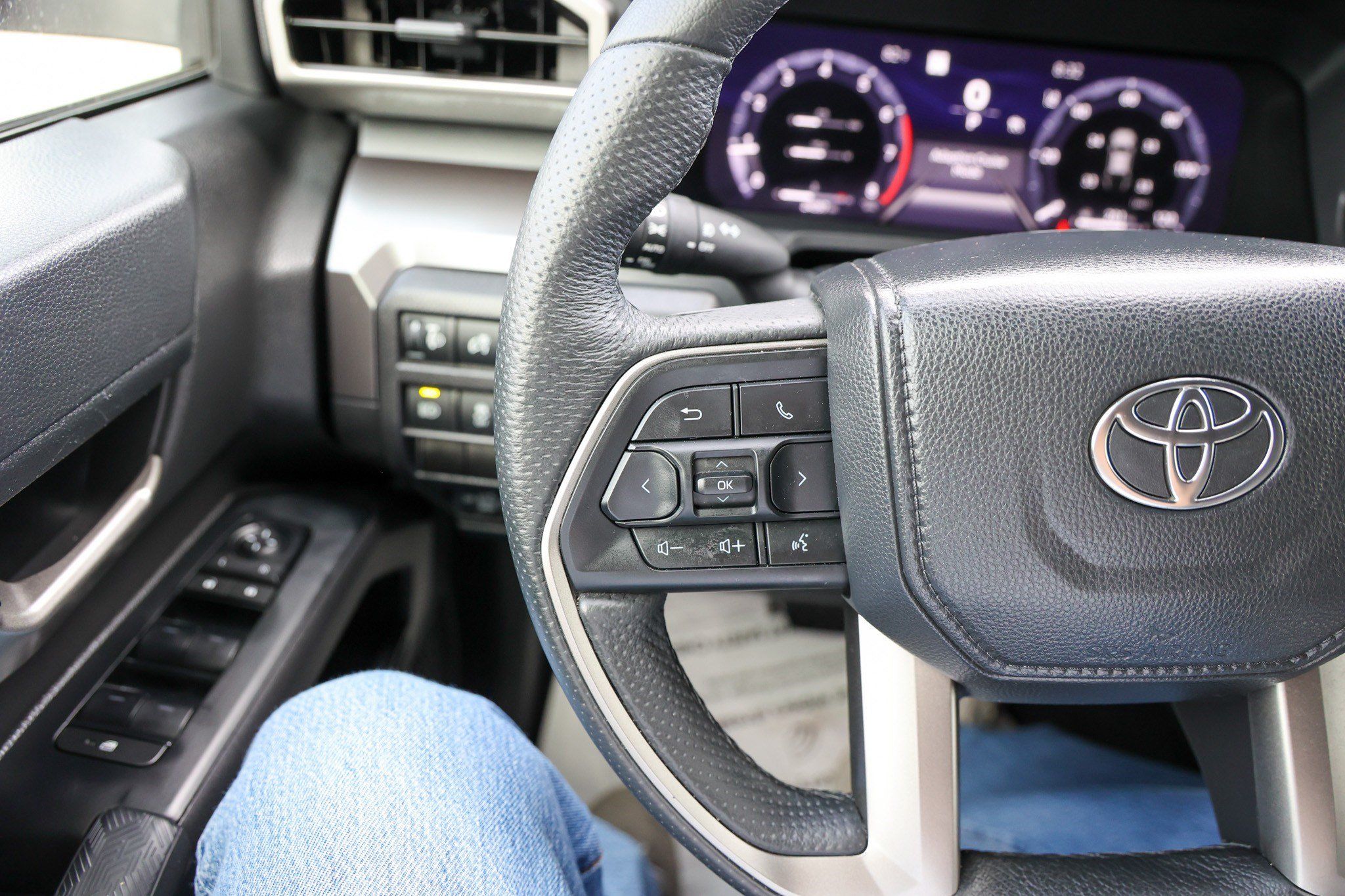 Certified 2025 Toyota Tacoma TRD Off-Road AWD/4WD image 19