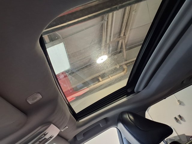 Used 2024 Toyota Highlander XLE FWD image 16