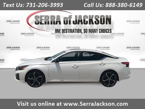 Used 2024 Nissan Altima 2.5 SR w/ SR Premium Package FWD image 1