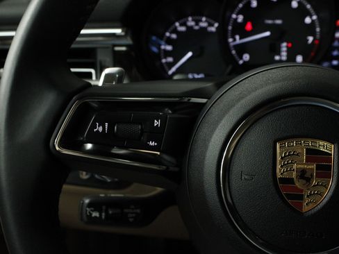 Certified 2025 Porsche Macan AWD/4WD image 37