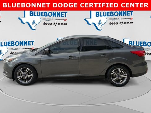 Used 2018 Ford Focus SE w/ SE Appearance Package FWD image 8