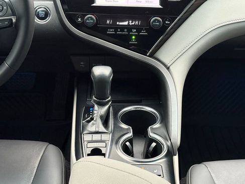 Used 2018 Toyota Camry L image 17