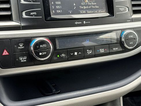Used 2014 Toyota Highlander Plus image 18