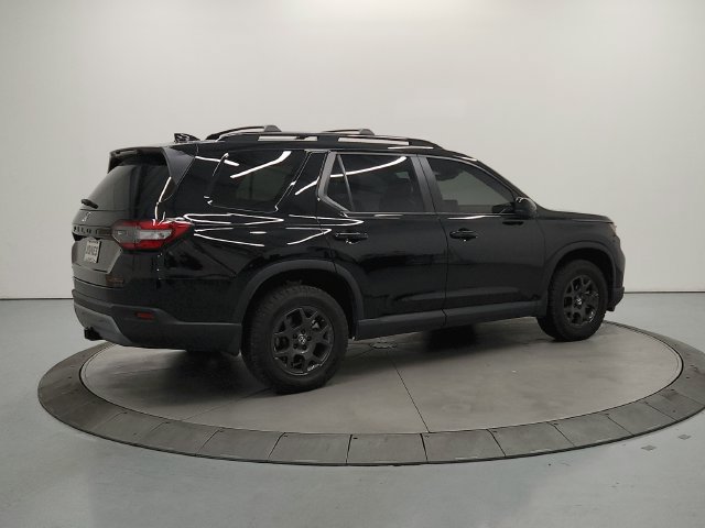 Used 2025 Honda Pilot TrailSport image 8