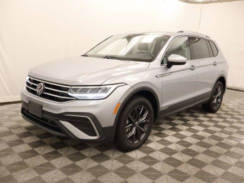 Used 2023 Volkswagen Tiguan SE image 1