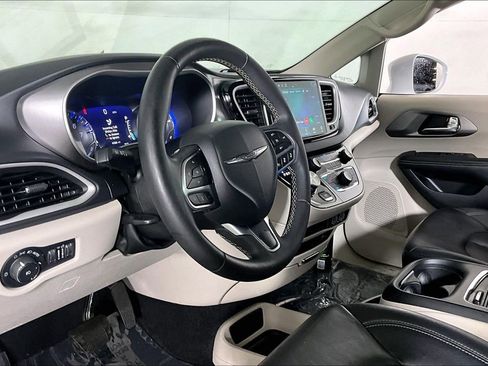 Used 2022 Chrysler Pacifica Touring-L FWD image 13