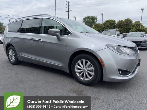 Used 2017 Chrysler Pacifica Touring-L FWD image 2