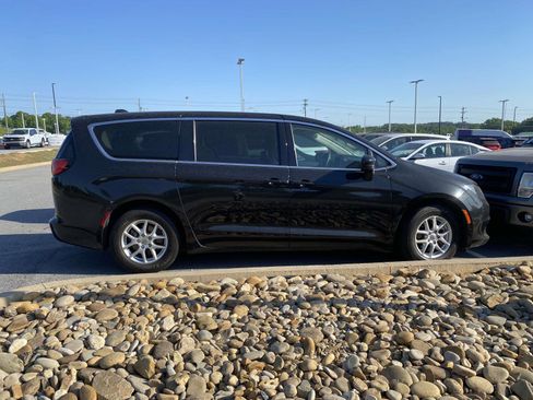 Used 2022 Chrysler Voyager LX FWD image 3